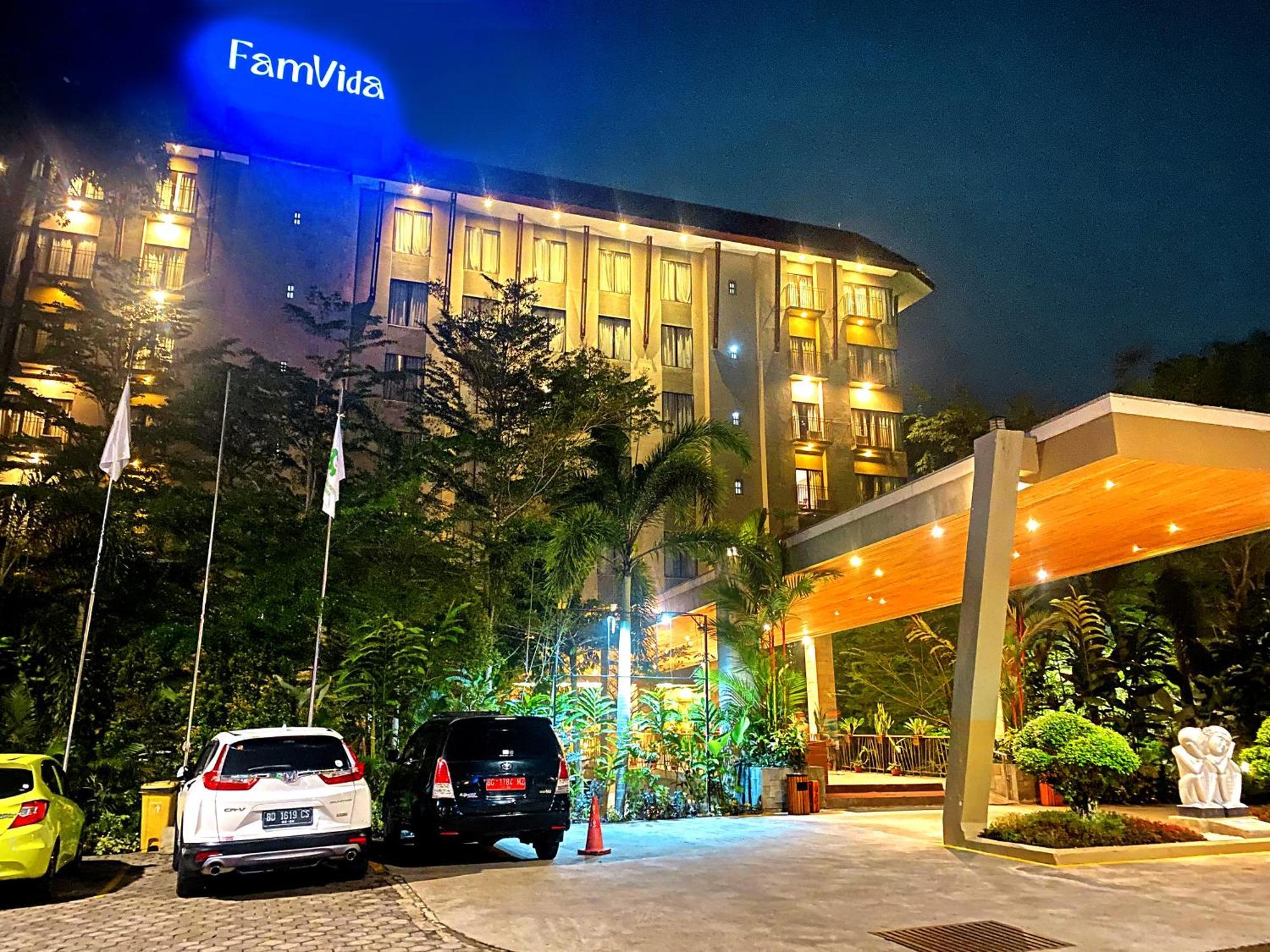Famvida Hotel Lubuklinggau Exterior photo
